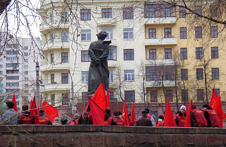 Алое поле