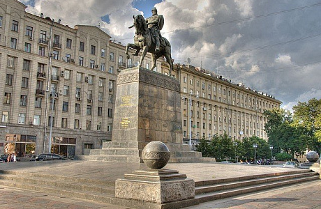 Памятник Юрию Долгорукому в Москве

	
