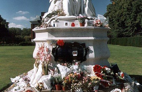 Кенсингтонский дворец

	
