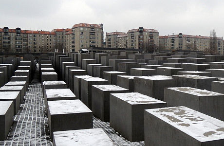 Памятник жертвам Холокоста

	
