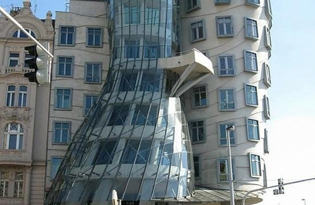Танцующий дом в Праге
