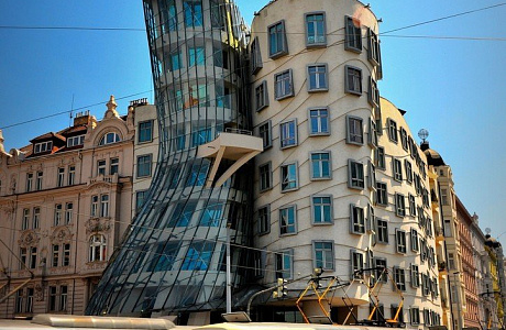 Танцующий дом в Праге