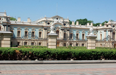 Мариинский дворец в Киеве

	

