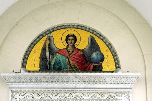 Мозаичная икона на церкви