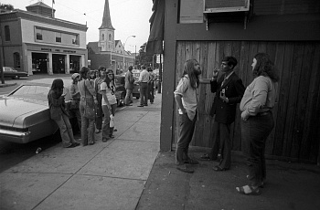 Подростки, тусующиеся на Central St. в 1971 г.