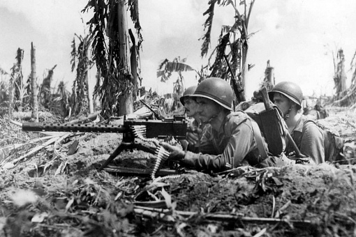 Морские пехотинцы во время битвы за остров Гуам, 28 июля 1944 года