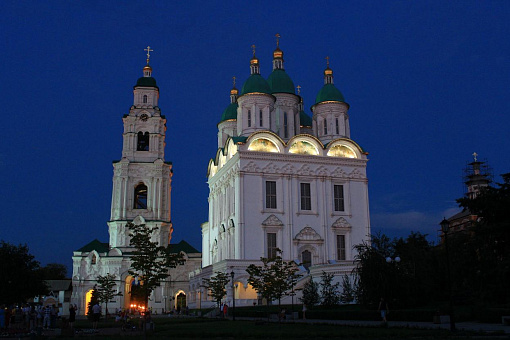 Собор Успения Богородицы вечером
