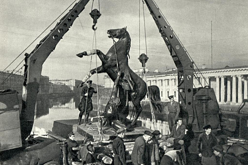 Кони Аничкова моста занимают свои старые места (1 июня 1945 года)
