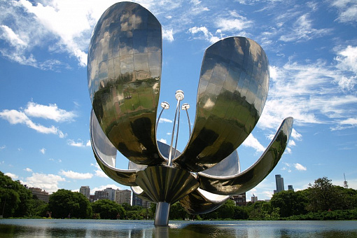 Floralis Generica (Флоралис Хенерика) – скульптура огромного цветка в парке Национального Единства Буэнос-Айреса