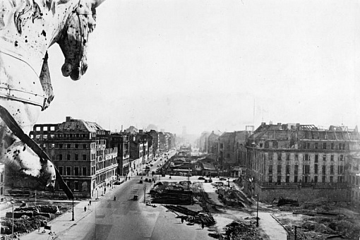 Вид с Бранденбургских ворот на Берлин в 1950 году