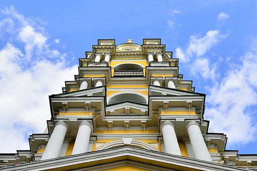 Вид на монастырскую колокольню снизу