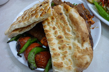 Кебаб с лепешкой и жареными овощами