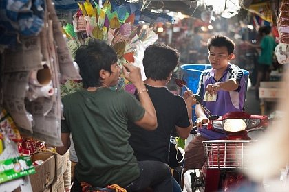 Tha Thewes Market