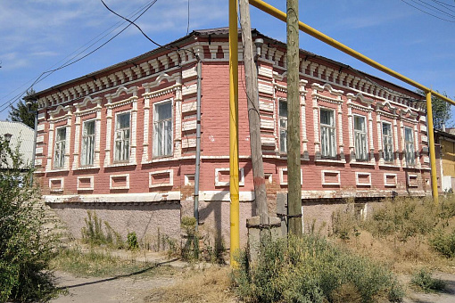 Кирпичное здание по ул. Ленина, 90