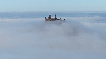 Замок Гогенцоллерн скрытый в облаках