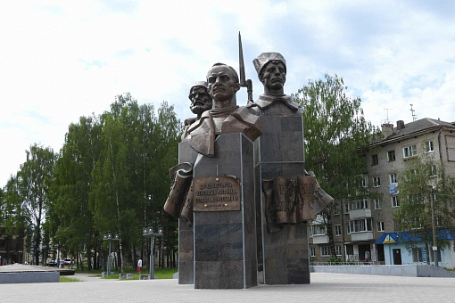 Памятник героям революции