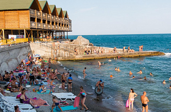 Пляж в Алупке