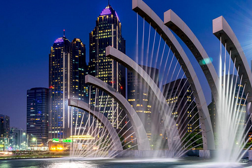 Фонтаны около отеля Sofitel Abu Dhabi Corniche