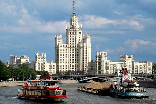 Пассажирское судно и баржа с толкачом на Москве-реке около Котельнической набережной