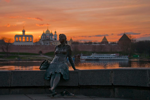 Памятник туристке в Великом Новгороде