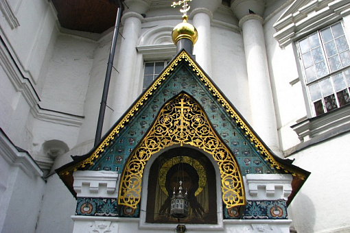 Крыльцо усыпальницы Романовых