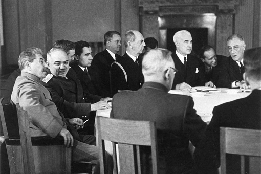 За столом переговоров во время конференции 1945 года