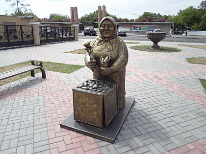 Памятник пирожку в Орске