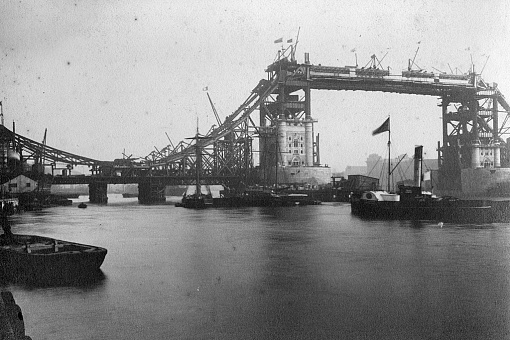 Строительство моста в 1892 году