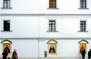 Посетители монастыря