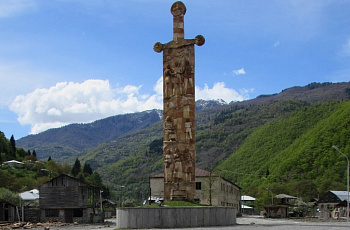 Памятник-меч при въезде в поселок Лентехи