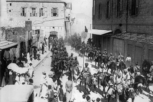 Индийские войска маршируют в Хайфе в 1918 году