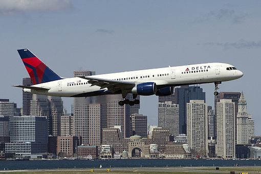 Самолет Delta 757 на фоне Бостона
