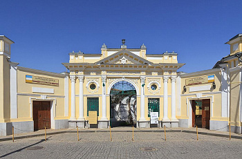 Вход в комплекс караимских кенасс в Евпатории