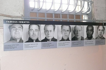 Табличка с именами и фотографиями известных заключенных Алькатраса
