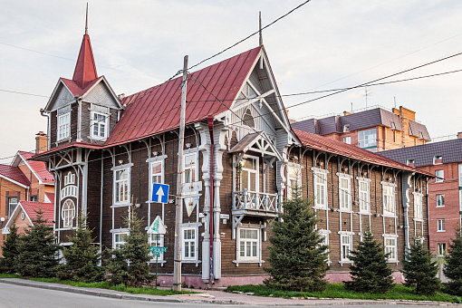 Дом со шпилем на улице Кузнецова