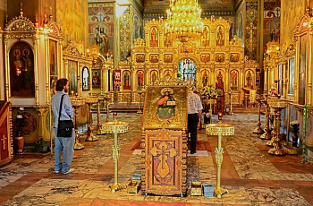 В храме