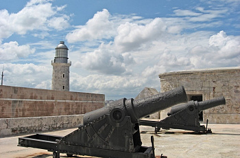 Старинные пушки в крепости Parque Histórico Militar Morro-Cabaña