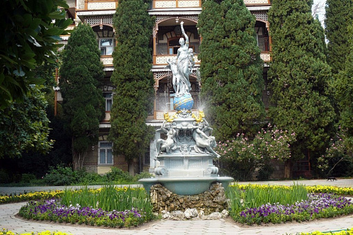 Фонтан в парке на территории санатория Министерства обороны