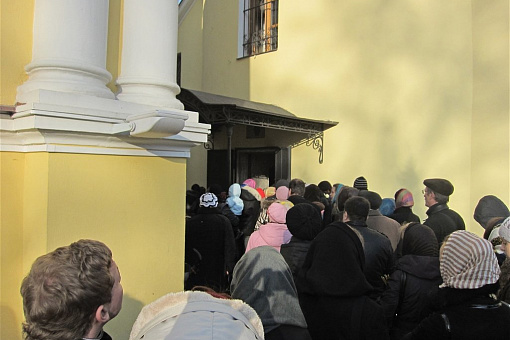 В Покровском монастыре всегда бывает много народа