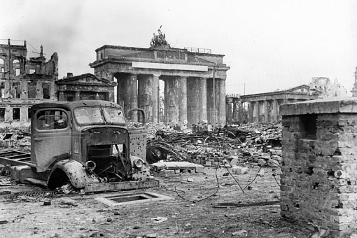 Бранденбургские ворота в июне 1945 года