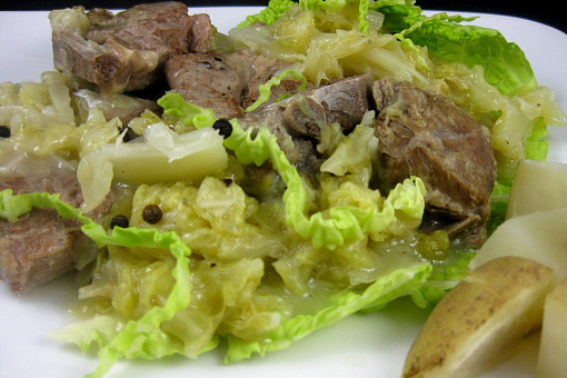 Тушеная баранина с кочанной капустой