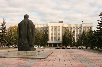 Памятник В. И. Ленину на площади перед зданием администрации республики Хакасия в Абакане