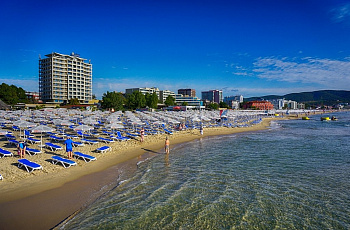 Прозрачная вода у берега
