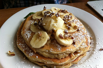 Панкейки с бананом и орехом пекан в Milk&Honey Cafe