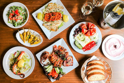 Греческая кухня в ресторане Retsinadiko