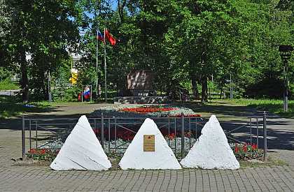 Братское захоронение воинов 115-й стрелковой дивизии, державших оборону государственной границы в первые дни Великой Отечественной войны: улица Победы, между домами 33 и 35