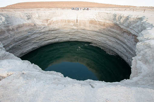 Водный кратер Дарваза