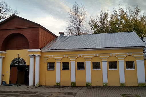 Здание парадных конюшен