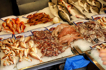 Морепродукты на рынке в Корфу