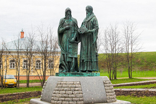 Памятник кириллу и мефодию в Дмитрове